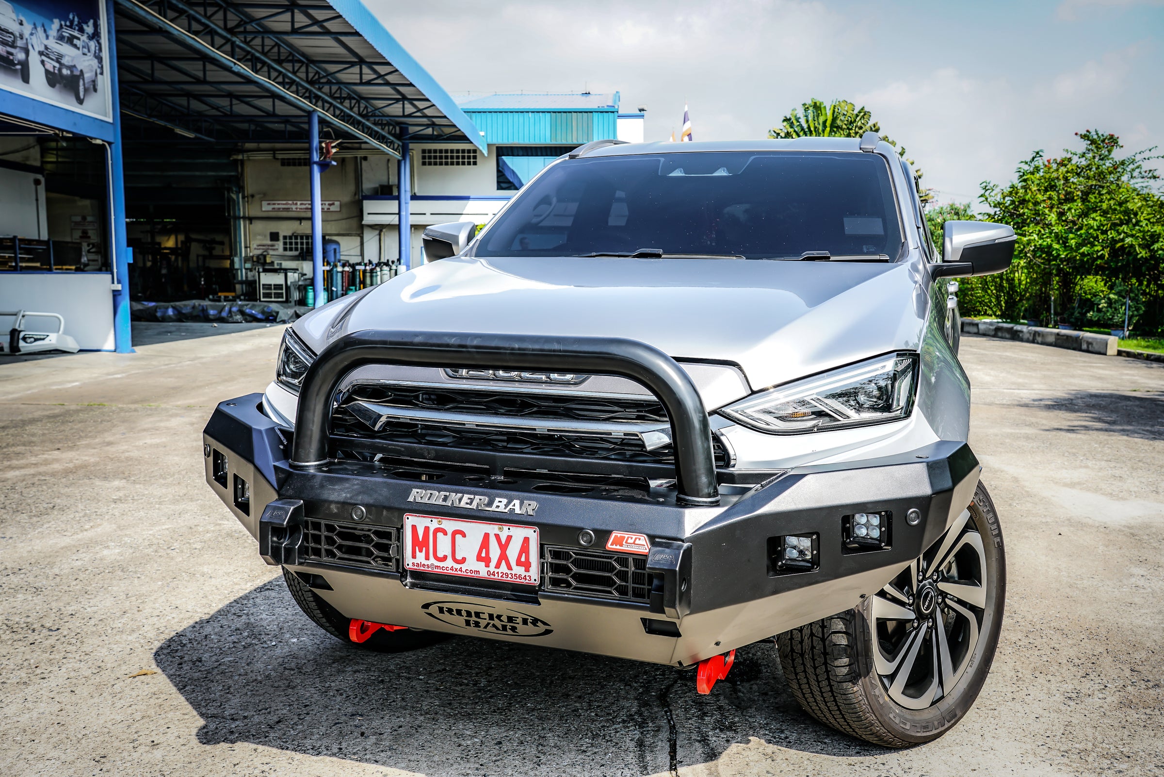 MUX Gen 3 2020-On 078-01SQSBL Rocker Bull Bar Single Sand Black Loop P ...